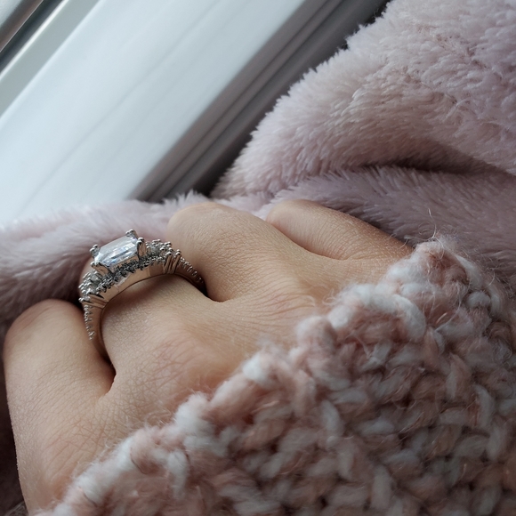 Gorgeous White Topaz Wedding Engagement Ring - Picture 3 of 8